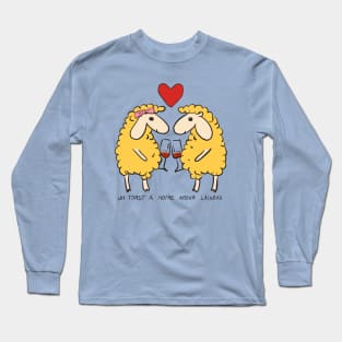 Valentine sheep drinking wine - French text (Saint-Valentin) Long Sleeve T-Shirt